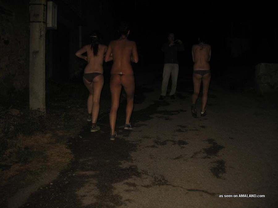 Bilder von heißen lesbischen Freundinnen, die draußen ihre Oberteile ausziehen
 #60653243