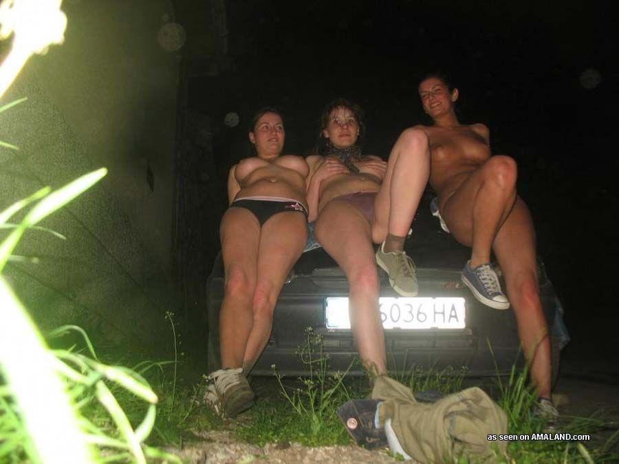 Bilder von heißen lesbischen Freundinnen, die draußen ihre Oberteile ausziehen
 #60653279