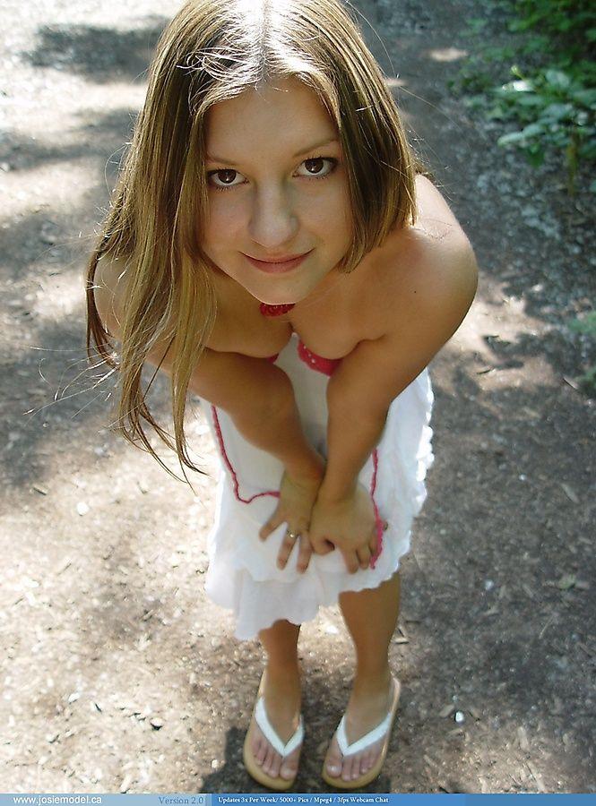 Immagini di giovane modello cutie josie esponendo le sue tette fuori
 #55701905