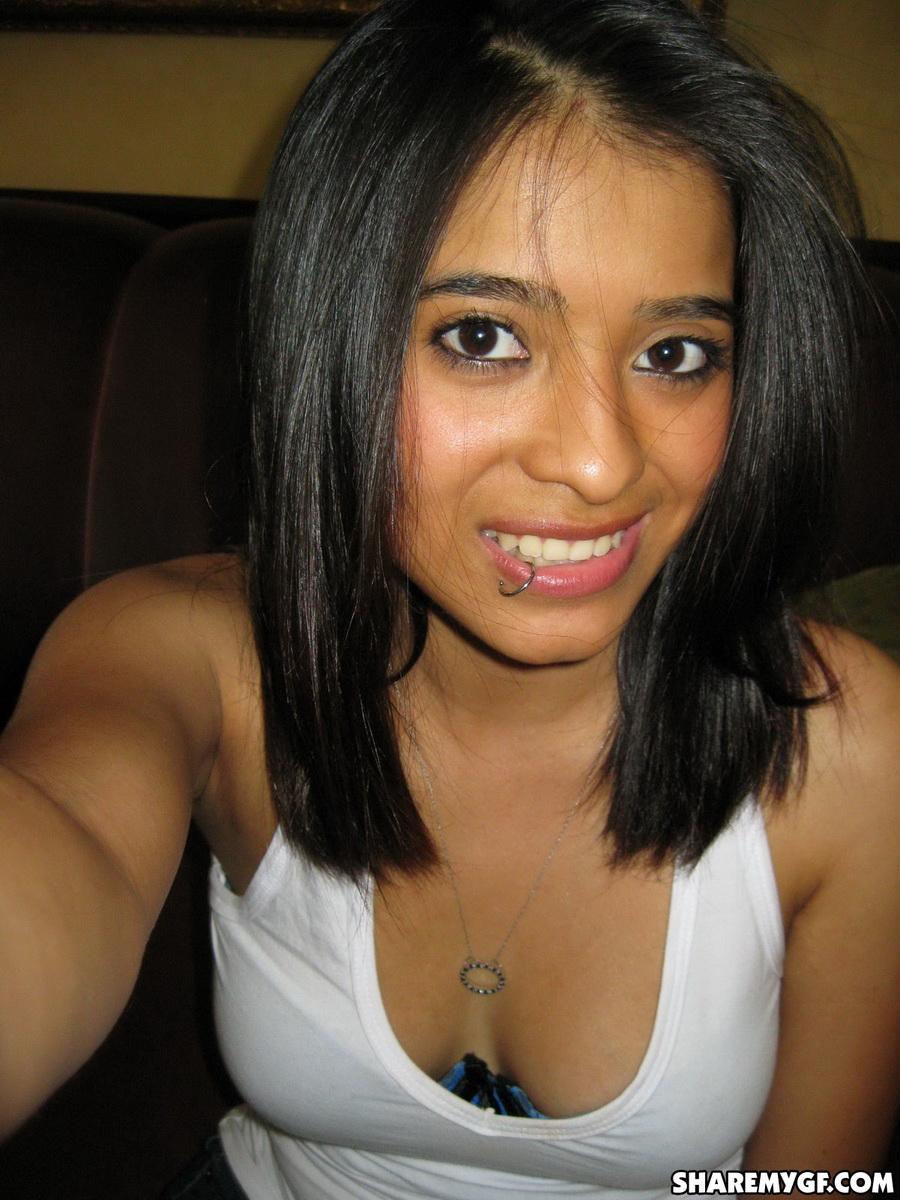 Une jeune indienne sexy prend des photos d'elle nue et coquine
 #60799429