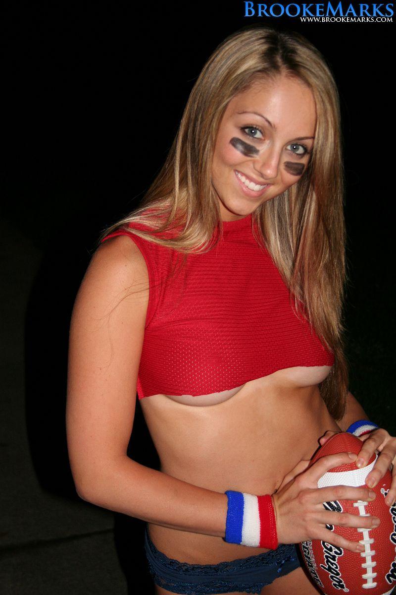 Photos de Brooke marks en train d'être sexy avec un ballon de football
 #53554941