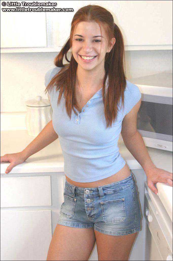 ティーンの女の子の写真 小さなトラブルメーカー キッチンで彼女のおっぱいを見せびらかす
 #59921106
