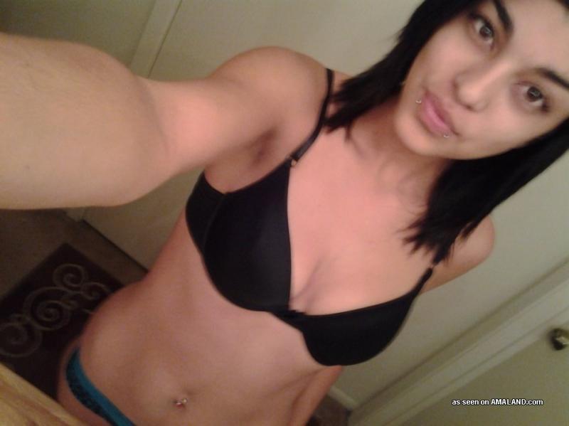 Una hermosa chica muestra su buen cuerpo mientras se graba a sí misma
 #60917781