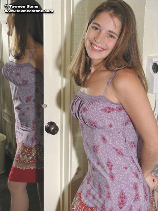 Bilder von Tawnee Stein, die sich in ihrem Schlafzimmer auszieht
 #60063601