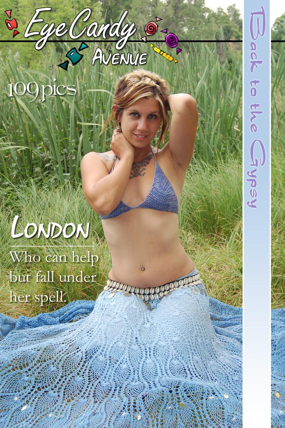 Hot tattooed Mädchen london Streifen nackt auf dem Feld
 #60375143
