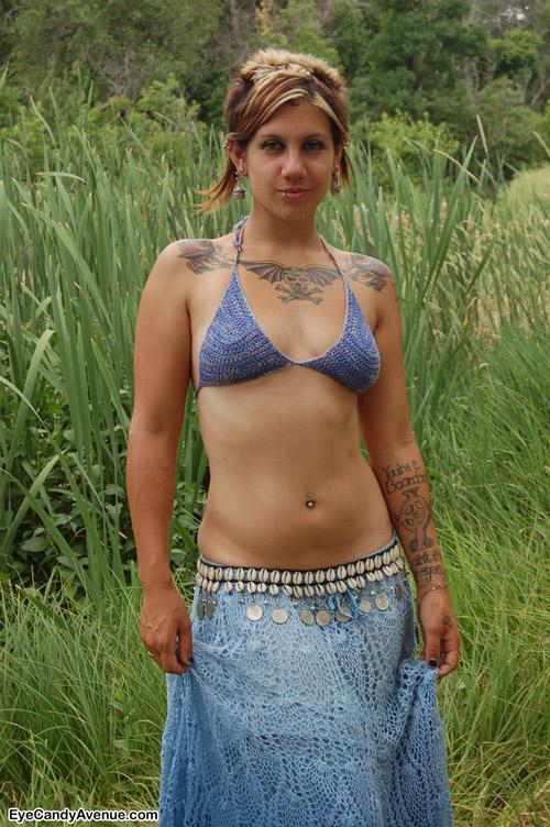 Hot tattooed Mädchen london Streifen nackt auf dem Feld
 #60375183