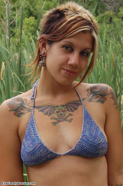 Hot tattooed Mädchen london Streifen nackt auf dem Feld
 #60375245
