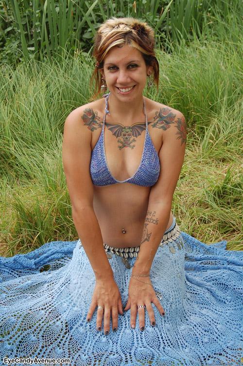 Hot tattooed Mädchen london Streifen nackt auf dem Feld
 #60375289