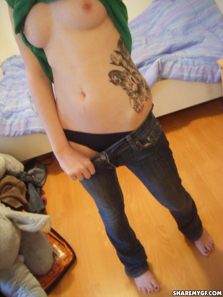 Joven morena emo toma algunas fotos calientes de sí misma en los pantalones vaqueros
 #60798044