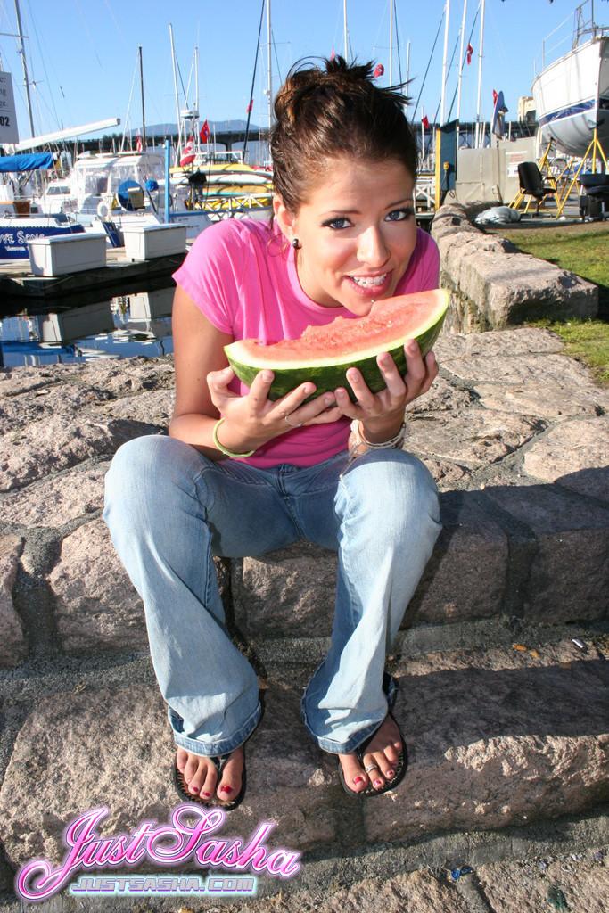 Bilder von just sasha, die eine Sauerei mit Wassermelone macht
 #55818854