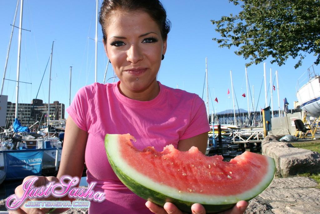 Bilder von just sasha, die eine Sauerei mit Wassermelone macht
 #55818881