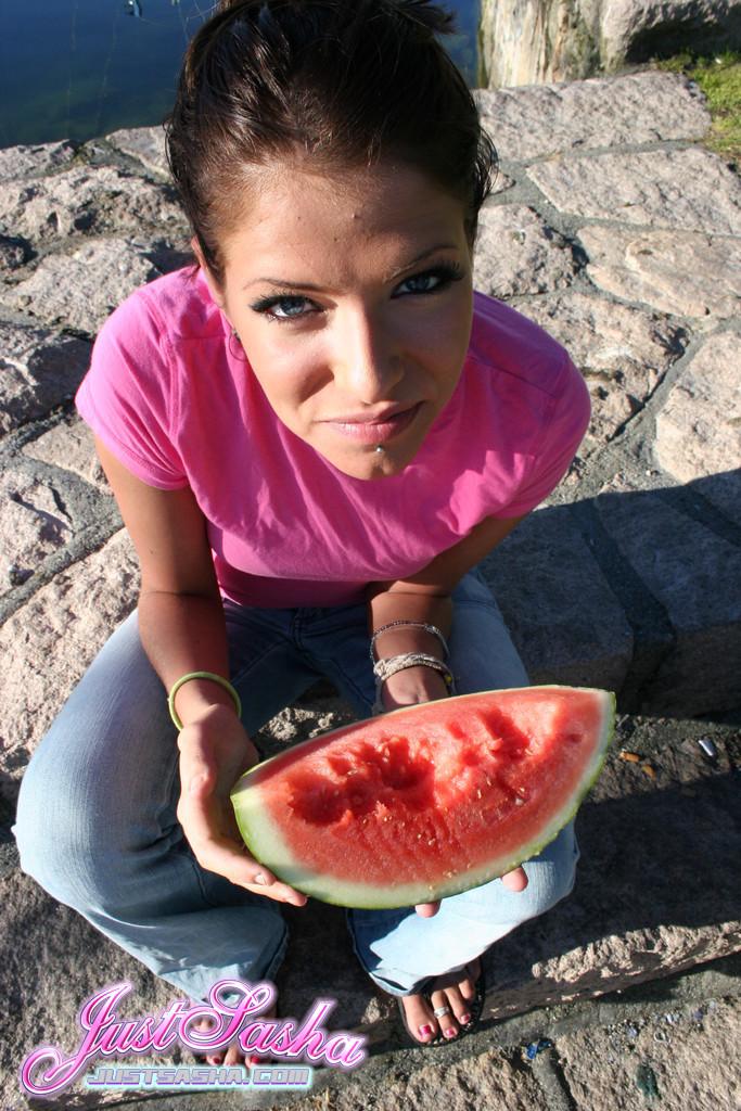Bilder von just sasha, die eine Sauerei mit Wassermelone macht
 #55818931