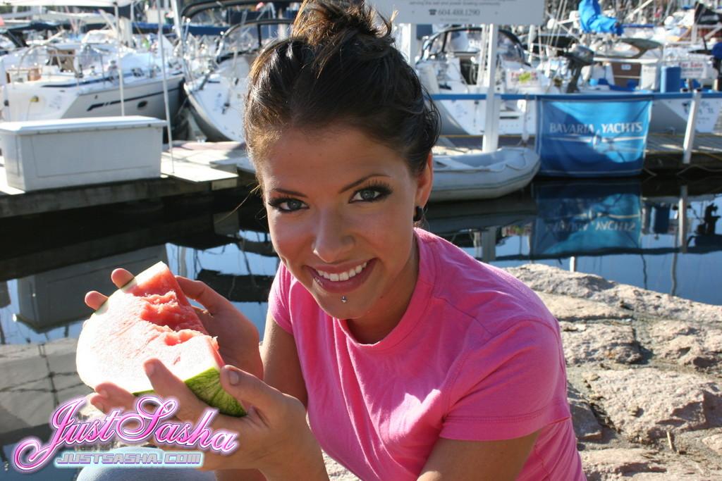 Bilder von just sasha, die eine Sauerei mit Wassermelone macht
 #55818990