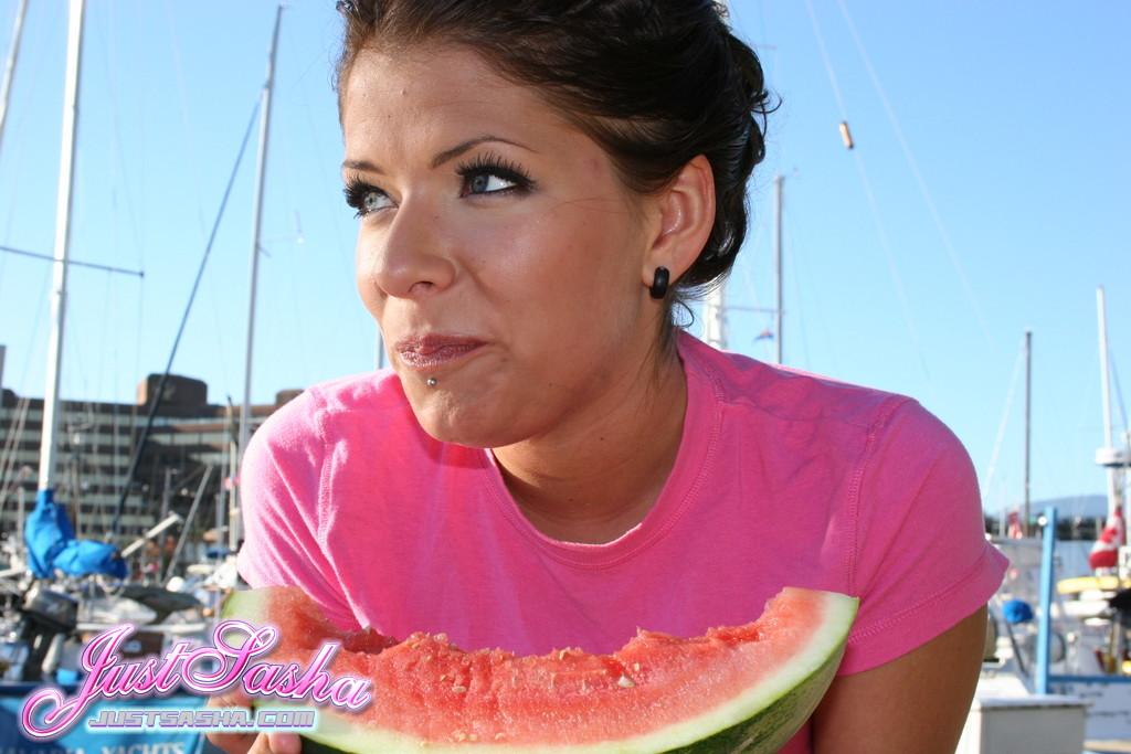 Bilder von just sasha, die eine Sauerei mit Wassermelone macht
 #55819116