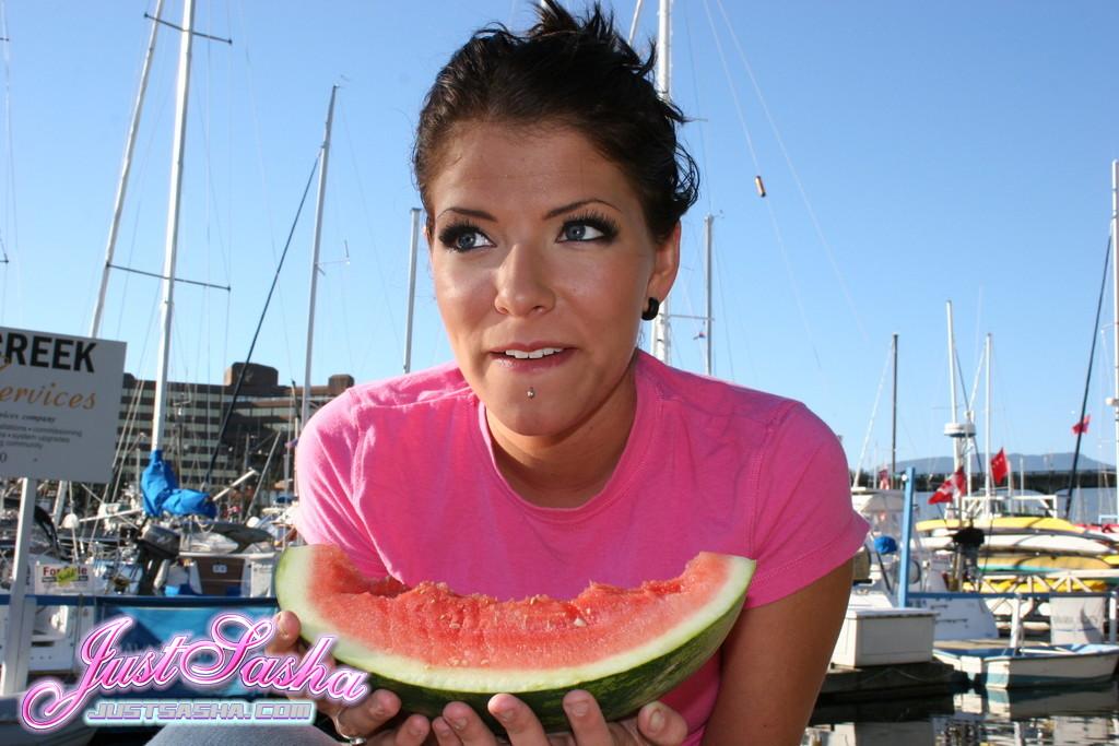 Bilder von just sasha, die eine Sauerei mit Wassermelone macht
 #55819144