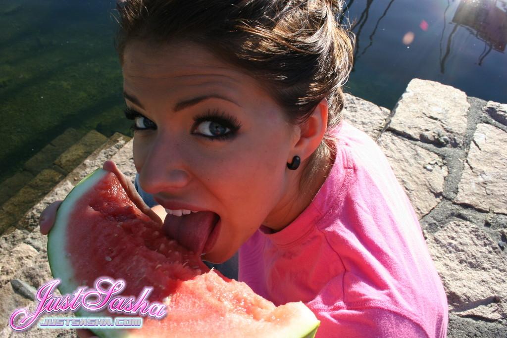 Bilder von just sasha, die eine Sauerei mit Wassermelone macht
 #55819183