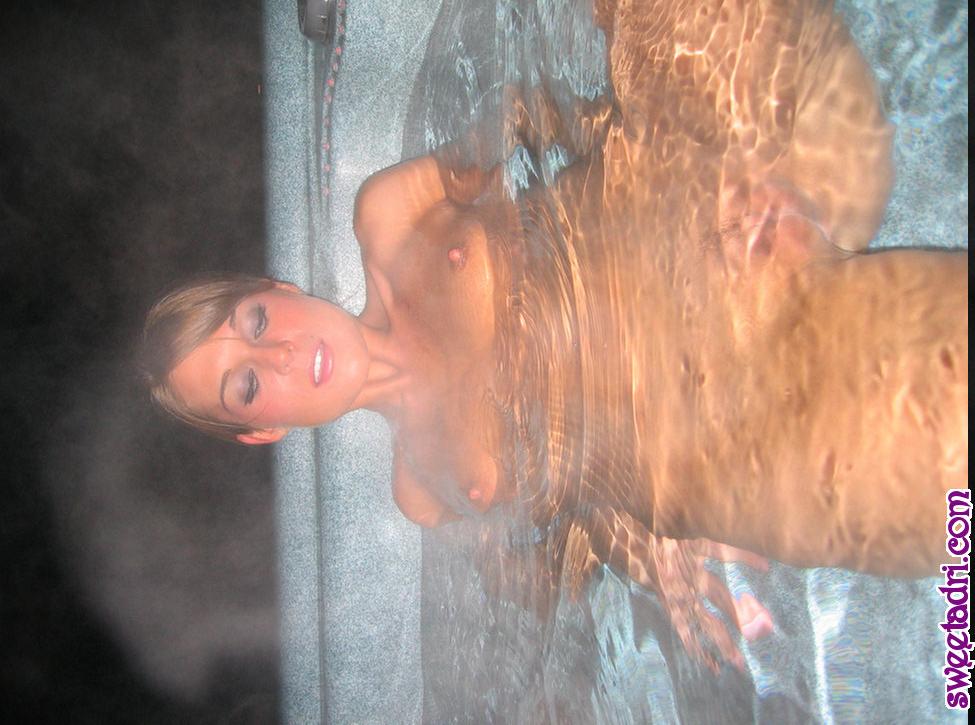 甘いアドリの写真は、裸の水泳のために行く
 #52912636