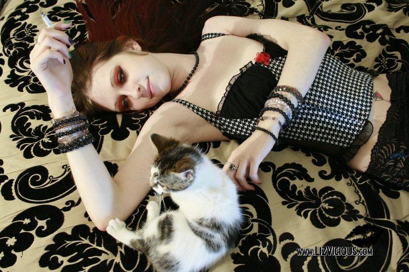 Bilder von Liz Vicious, wie sie ihre frechen Teenie-Titten entblößt
 #59033307