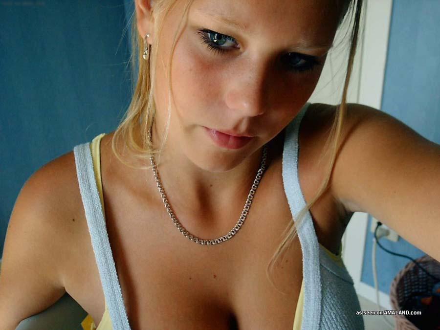 Foto di una ragazza sexy con tette enormi che mostra la sua scollatura
 #60474212