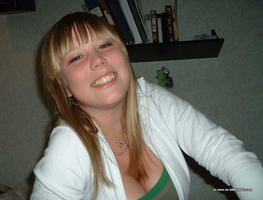 Bilder einer heißen Freundin mit großen Titten, die ihr Dekolleté zeigt
 #60474214