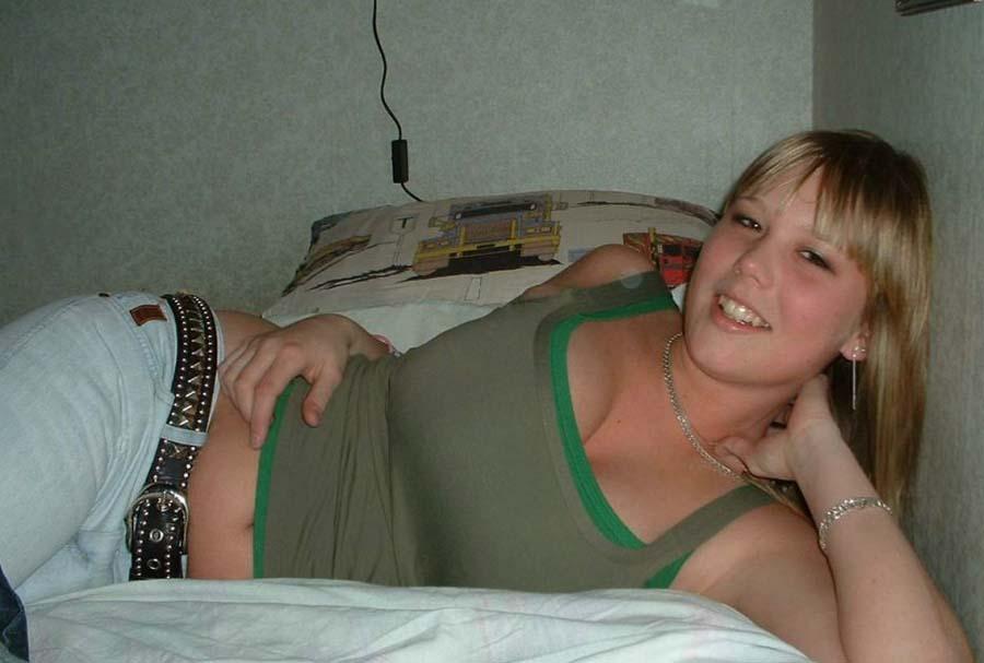 Bilder einer heißen Freundin mit großen Titten, die ihr Dekolleté zeigt
 #60474215