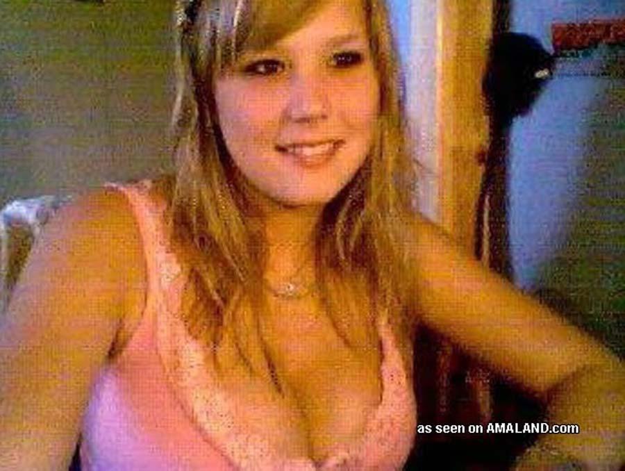 Bilder einer heißen Freundin mit großen Titten, die ihr Dekolleté zeigt
 #60474219