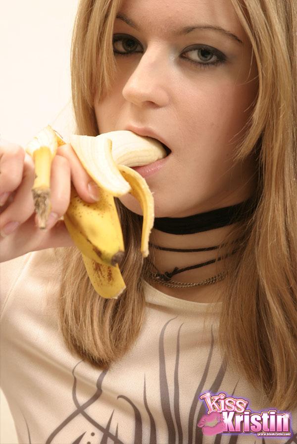 Immagini di kiss kristin prendere in giro con una banana
 #58756435