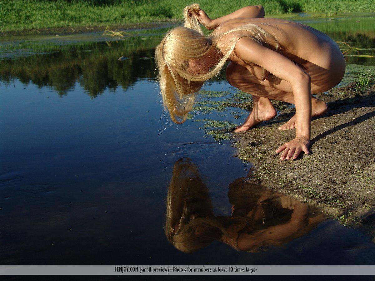 Fotos de una chica rubia increíble desnuda al aire libre
 #60416821