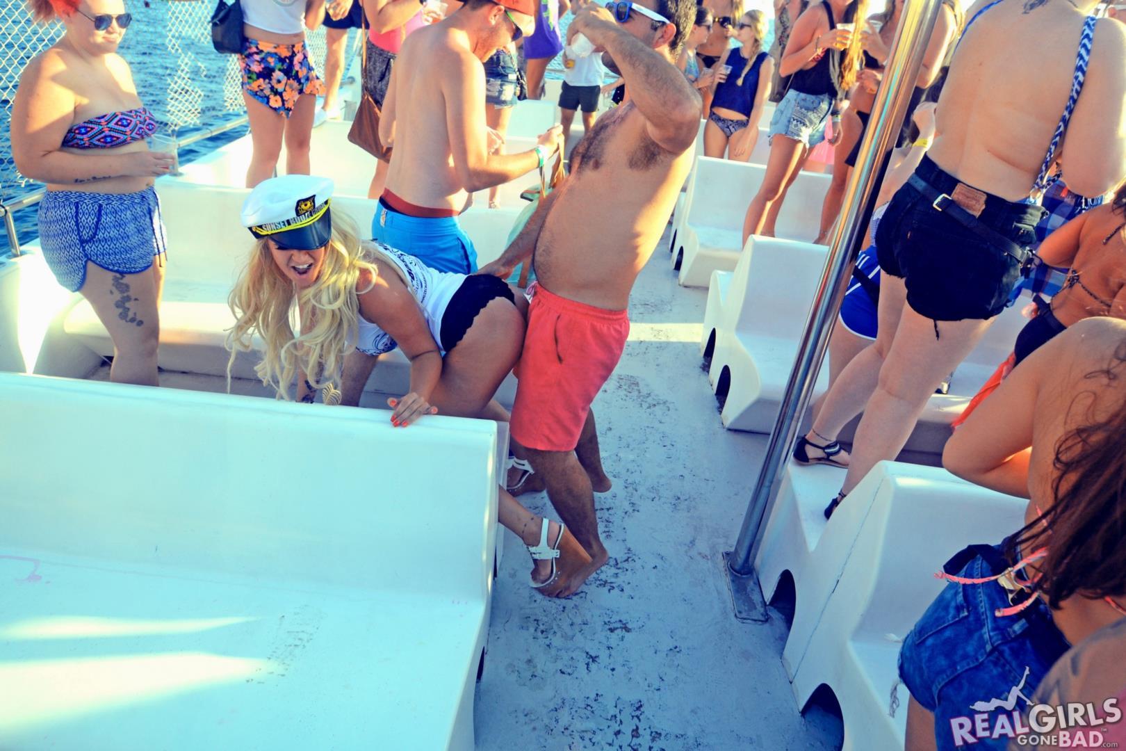 College-Studentinnen feiern eine Party auf einem Boot während des Spring Breaks
 #60774307