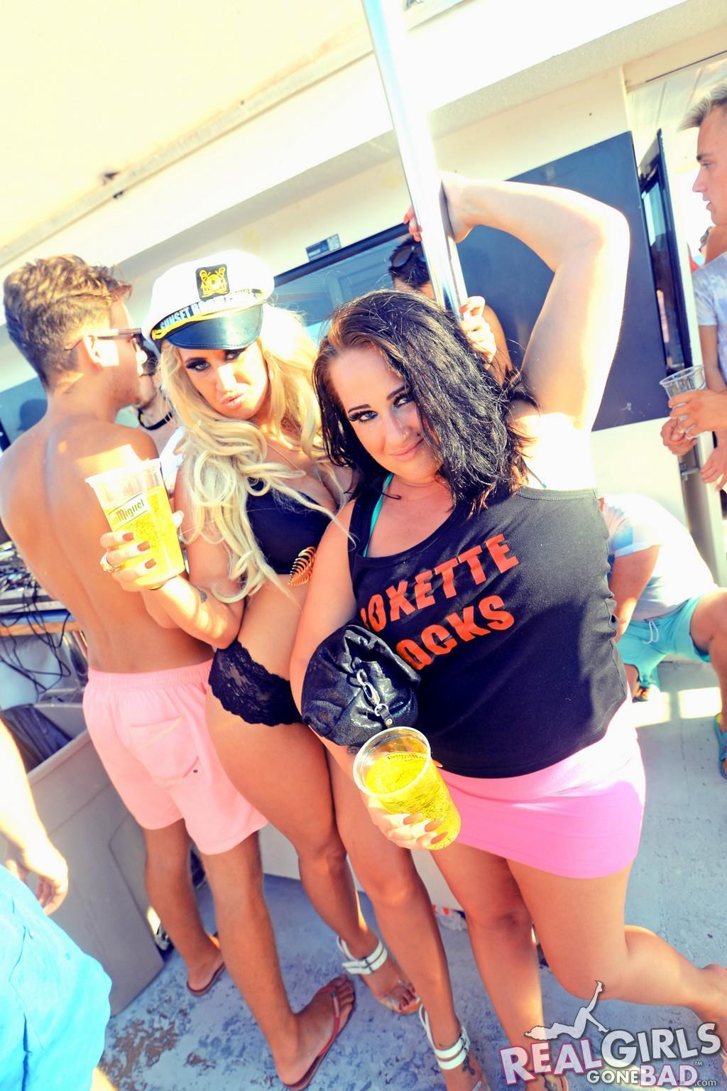 College-Studentinnen feiern eine Party auf einem Boot während des Spring Breaks
 #60774383