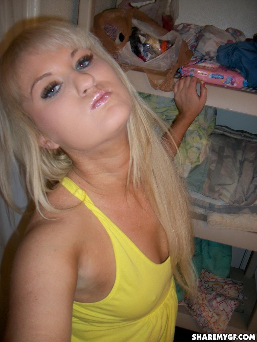 Blonde gf teilt Selfies von ihren sexy Brüsten und Arsch
 #60794783