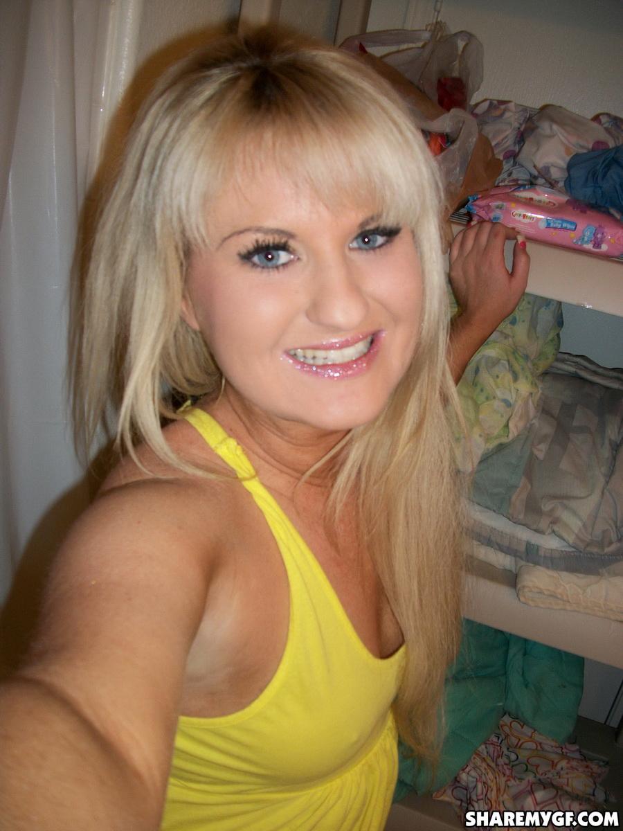 Une jeune femme blonde partage des selfies de ses seins et de son cul sexy.
 #60794807