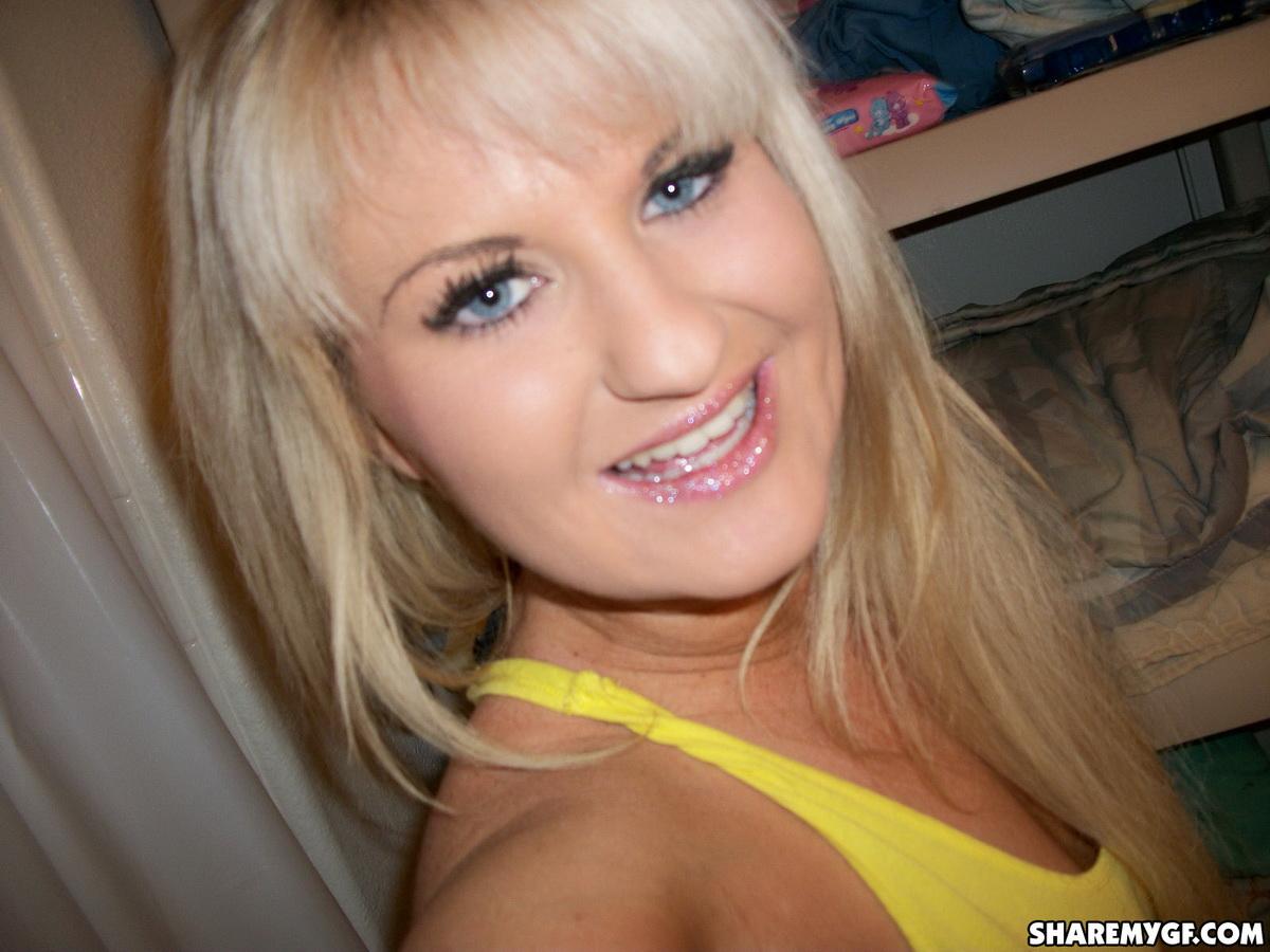 Une jeune femme blonde partage des selfies de ses seins et de son cul sexy.
 #60794825