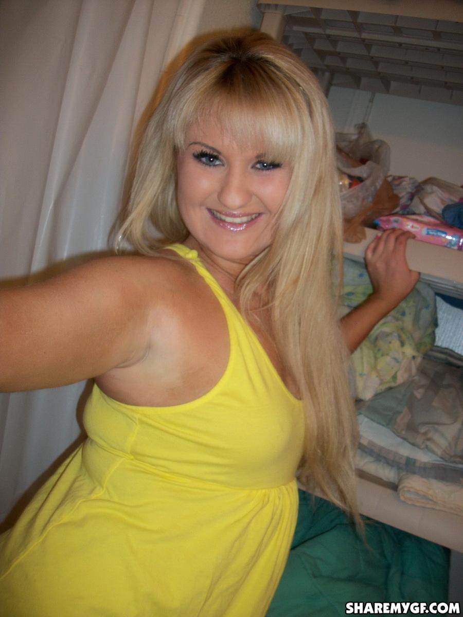 Blonde gf teilt Selfies von ihren sexy Brüsten und Arsch
 #60794875