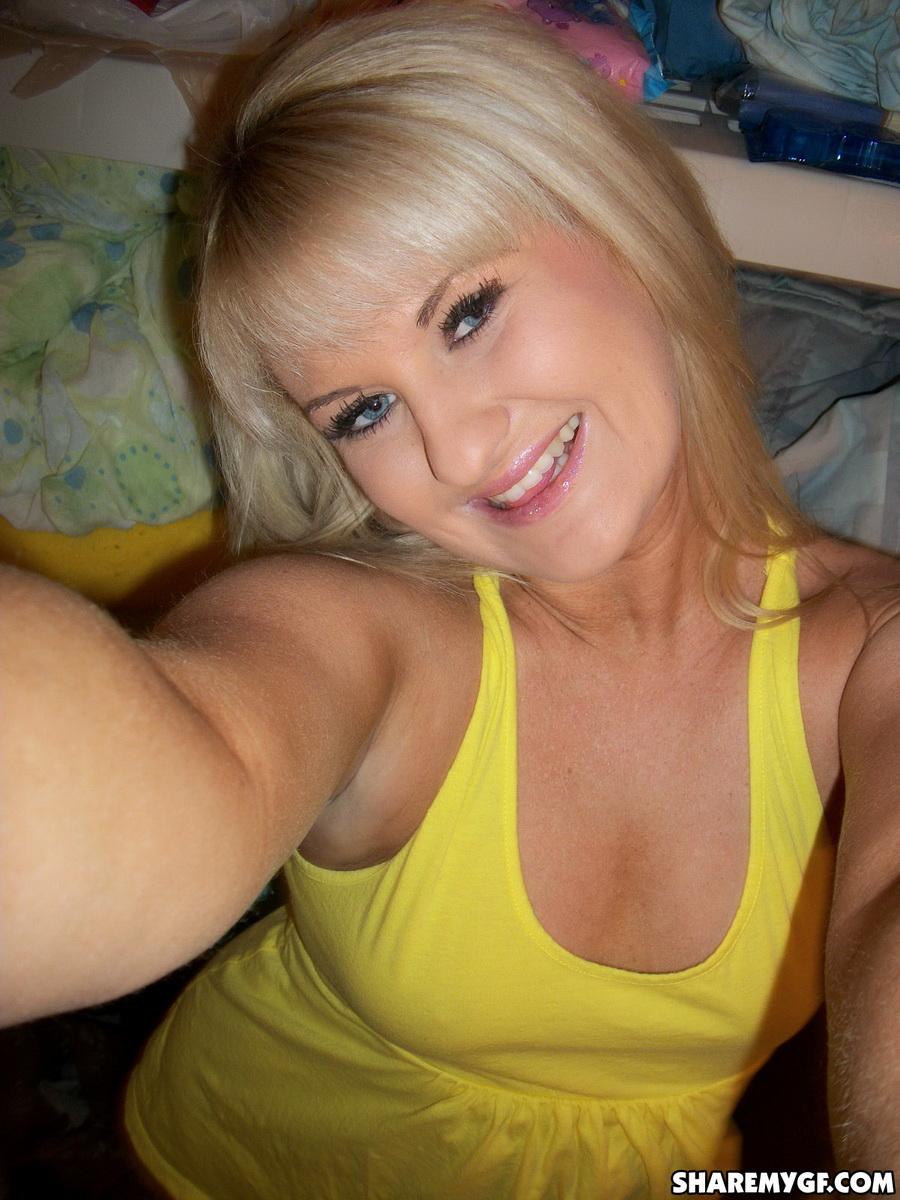 Une jeune femme blonde partage des selfies de ses seins et de son cul sexy.
 #60794911