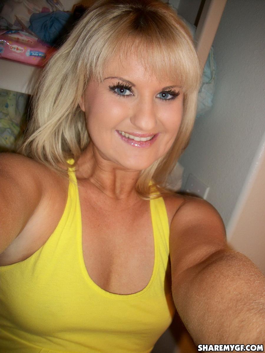 Blonde gf teilt Selfies von ihren sexy Brüsten und Arsch
 #60794943