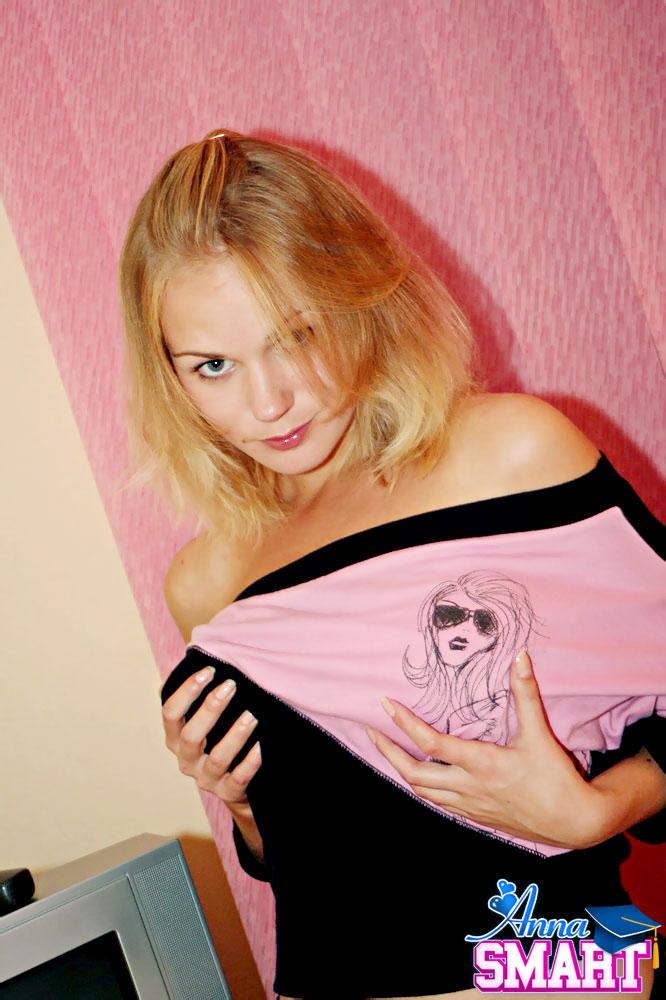 Bilder von Teenie-Porno-Mädchen Anna Smart, die für Sie strippt
 #53244134