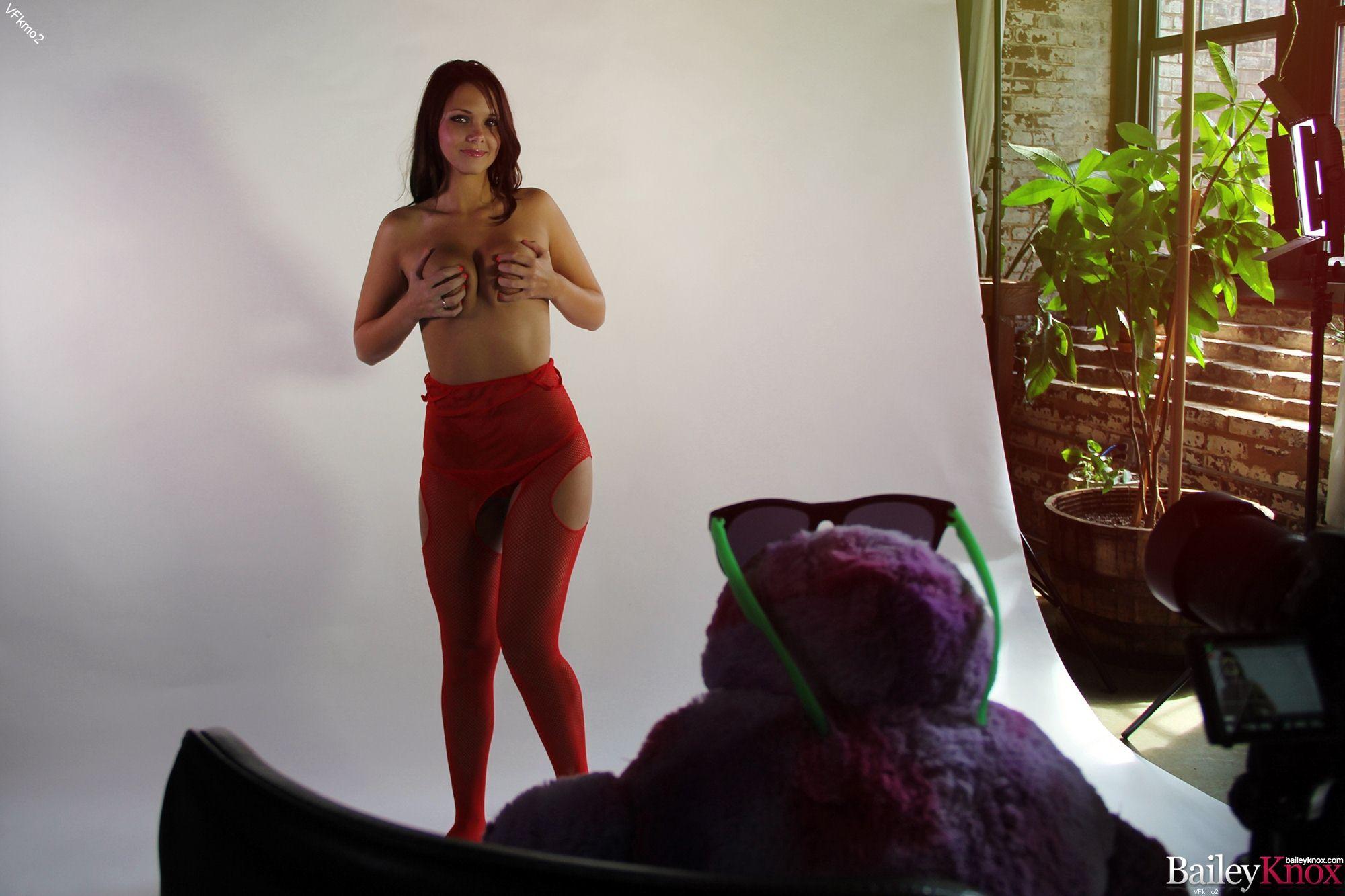 Bailey Knox macht ein Fotoshooting in ihrem roten Bikini
 #53398395