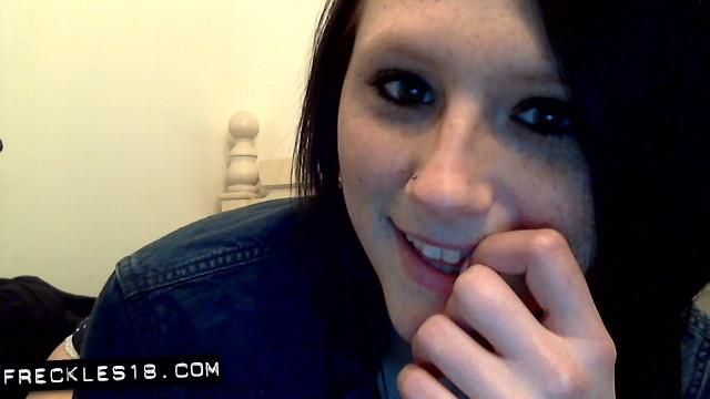 Une jeune sexy avec des taches de rousseur (18) donne un petit coup sexy sur la webcam.
 #54412684