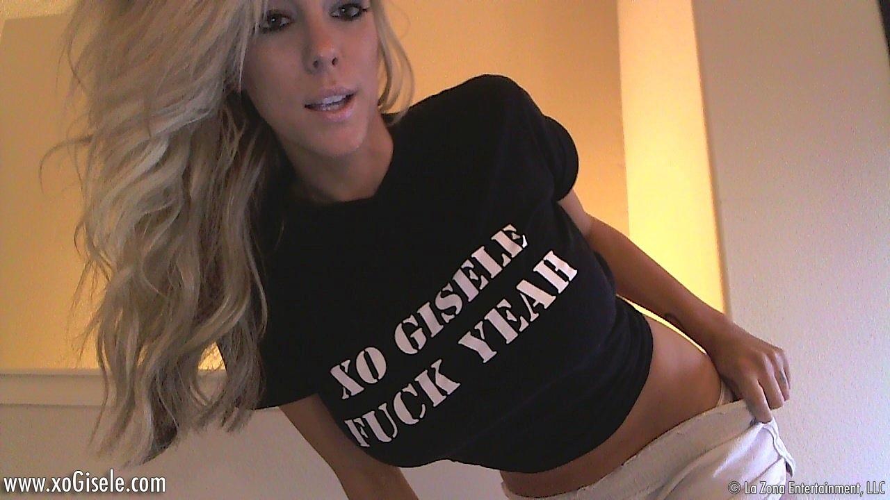 Gisele s'exhibe devant sa webcam dans un tee-shirt noir et un micro bikini qu'elle retire.
 #59099202