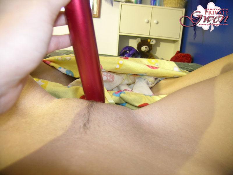 Bilder von Privat-Gwen beim Spielen mit einem Vibrator im Bett
 #59840936