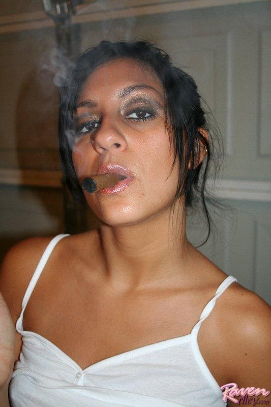 Foto di Raven Riley che fuma un sigaro e si masturba
 #59854646