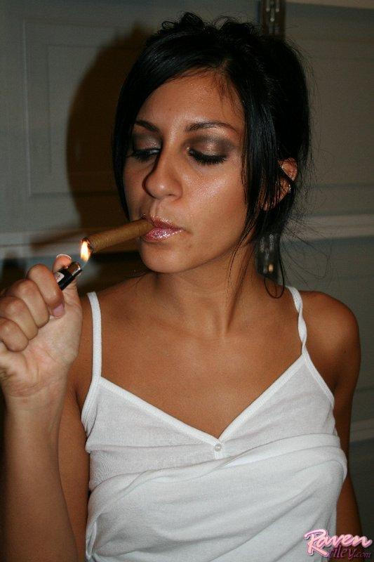 Foto di Raven Riley che fuma un sigaro e si masturba
 #59854647