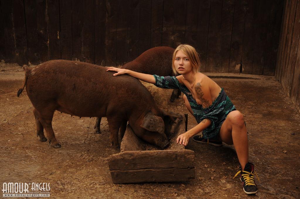 La chica del campo Jenny te da su coño apretado en "on farm"
 #60234391