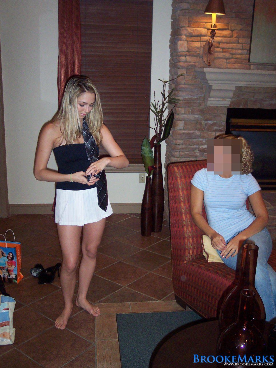 Brooke marks, une étudiante blonde, devient coquine à la maison de la sororité.
 #53553252