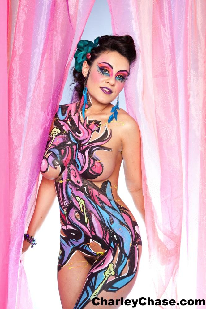 Charley Chase se ve muy sexy con pintura corporal de colores
 #53749165