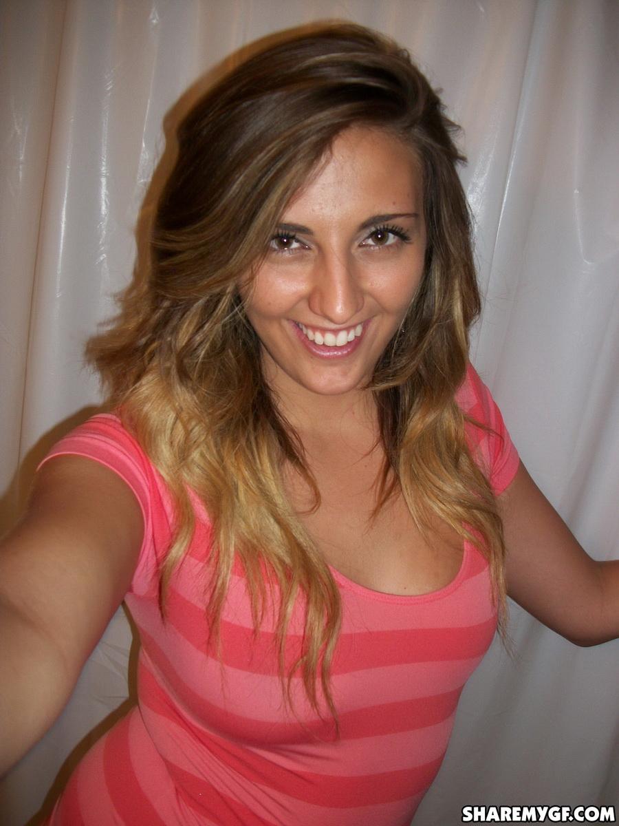 Une jeune blonde amateur prend des selfies dans sa culotte noire transparente. #60794136