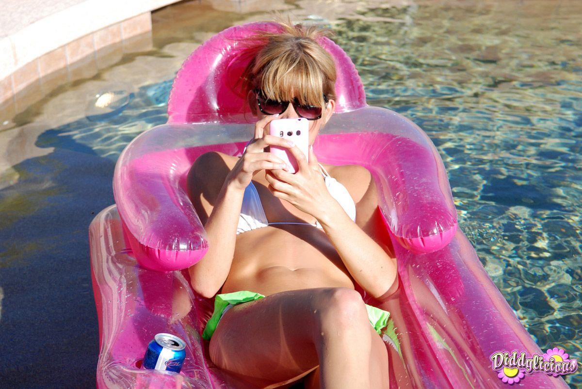 Bilder von Teenager-Modell diddylicious, die etwas Spaß im Pool haben
 #54054921