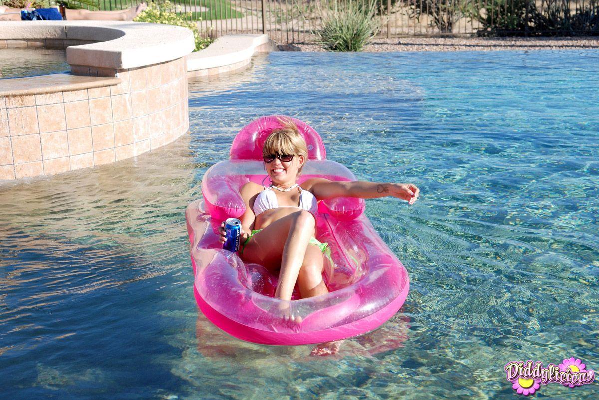 Photos du modèle jeune diddylicious s'amusant dans la piscine #54054967