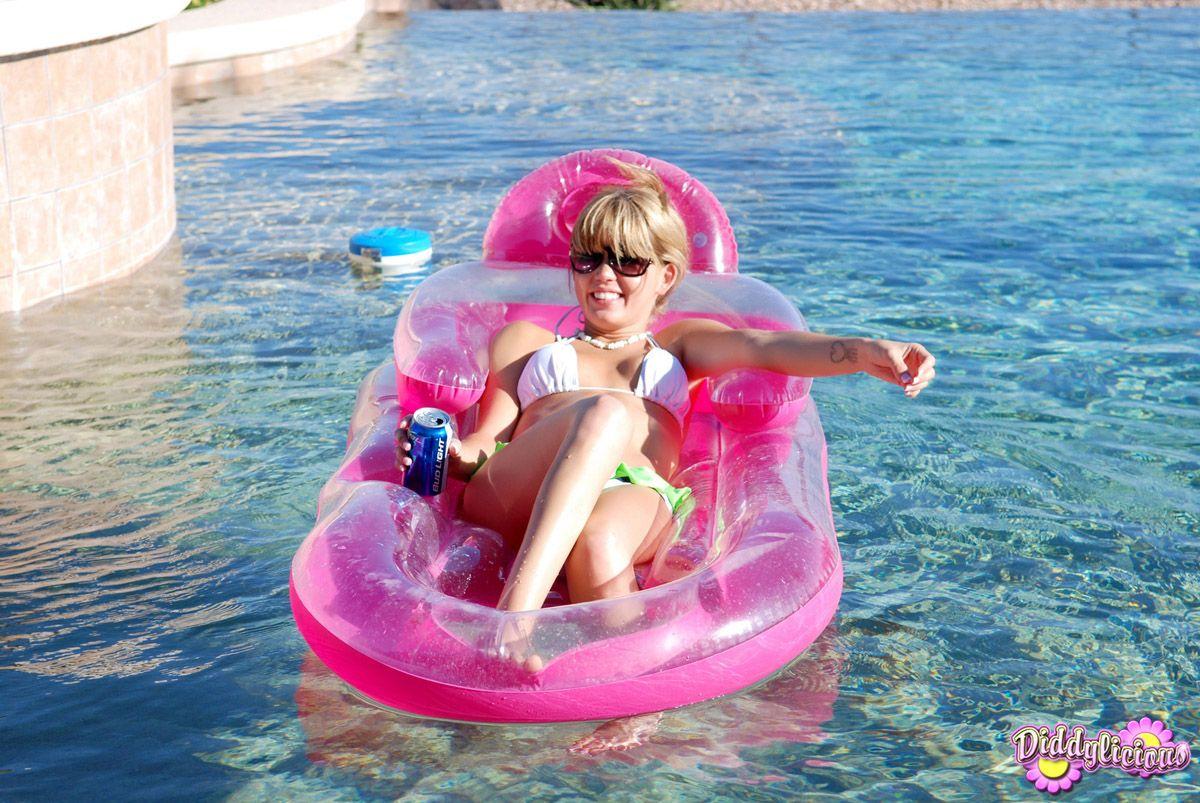 Photos du modèle jeune diddylicious s'amusant dans la piscine #54055053